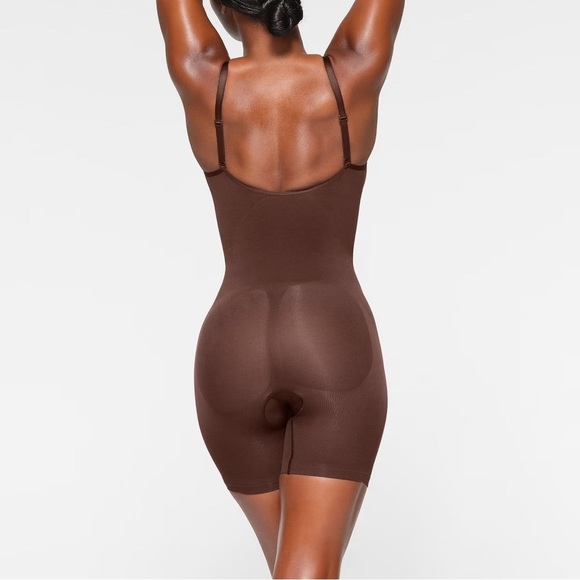 NWT skims everyday sculpt mid thigh bodysuit in cocoa - Picture 3 of 7